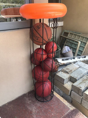 حامل الأرضية H1020mm W270mm Garage Sports Ball Storage ، رف تخزين كرة السلة العمودي