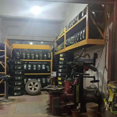 LH Custom Logo Heavy Duty Tire Rack Rack ، رف إطار معلق على الحائط سميك ، رف عرض فولاذي لمتجر